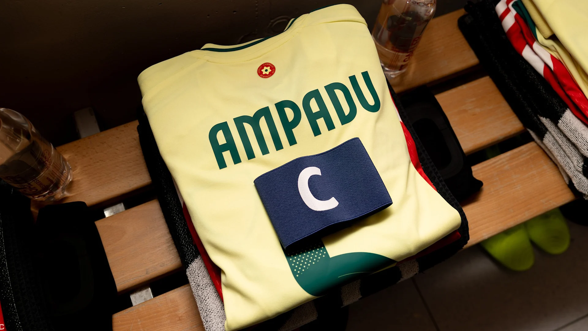 安帕杜担任威尔士队长，利兹联四人组在战胜列支敦士登的比赛中发挥了作用