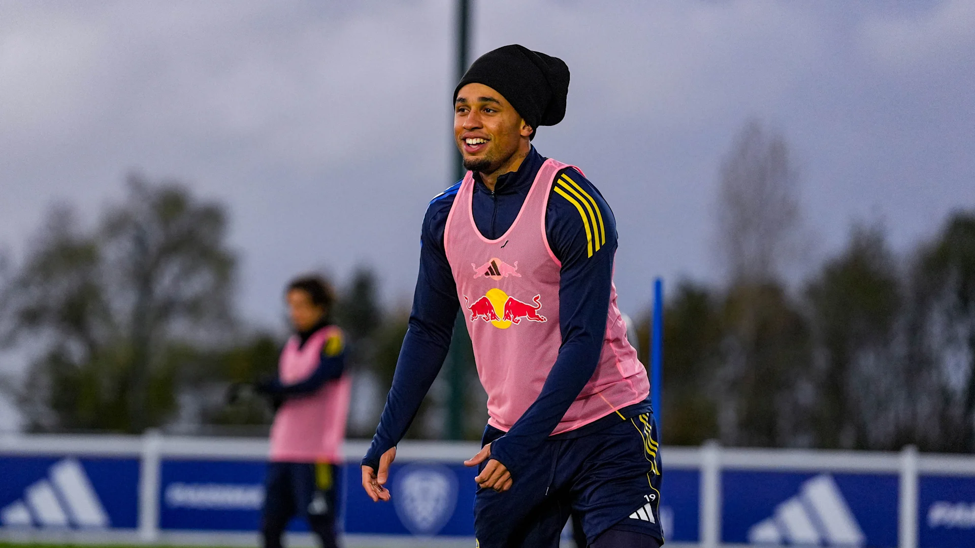 诺亚·奥卡福：我们必须满怀信心地比赛